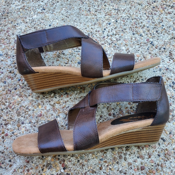 A2 Aerosoles Heelrest Dark Brown Strappy Sandals 7.5 Wedge - Picture 1 of 8